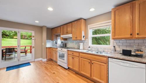 Private park in a cozy home next to I-90 huge yard - Foto 5