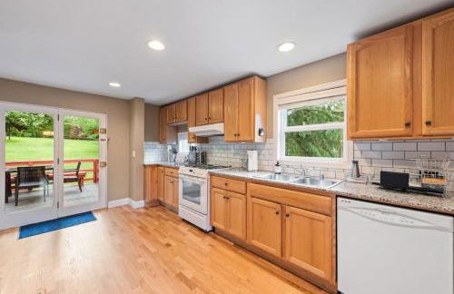 Private park in a cozy home next to I-90 huge yard - Foto 5