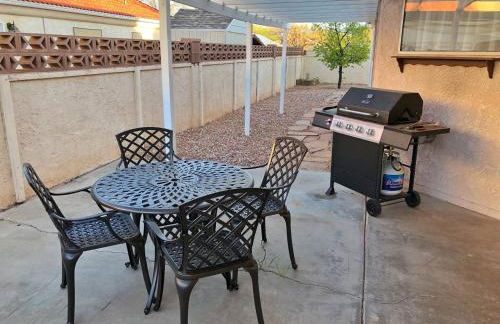 Near Zion Remodeled 4BR Sleeps 10 Patio - Foto 4