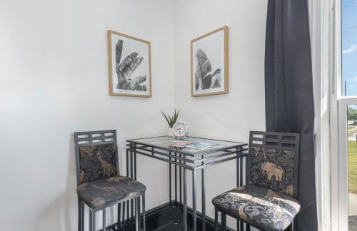 Spacious upstairs 1bed- Walking distance to Beach outlet mall - Photo 14