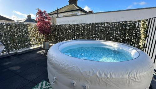 Central Eastbourne Escape with Rooftop Jacuzzi - Foto 1