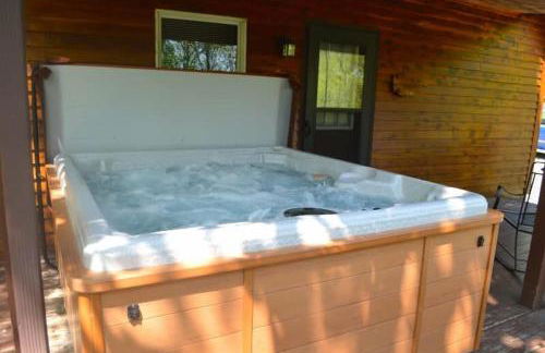 Deluxe Cabin #11 with Hot Tub on Patoka Lake in Southern Indiana - Foto 6