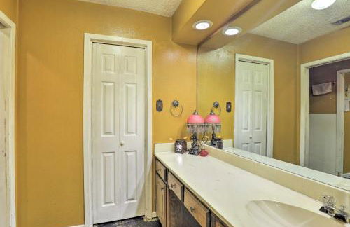 2 Mi to Lake Arlington Spacious Escape with Deck - Foto 14