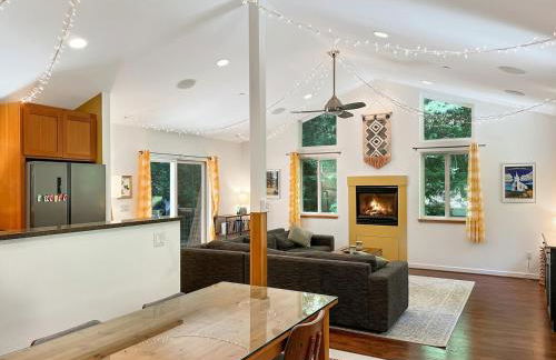 Cozy cabin deep in the redwoods with WiFi and Hot Tub - Foto 1