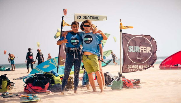 Posez avec le professeur de surf