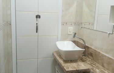 Apto Com Sacada e Ar Condicionado a 2 minutos da Praia - Foto 8