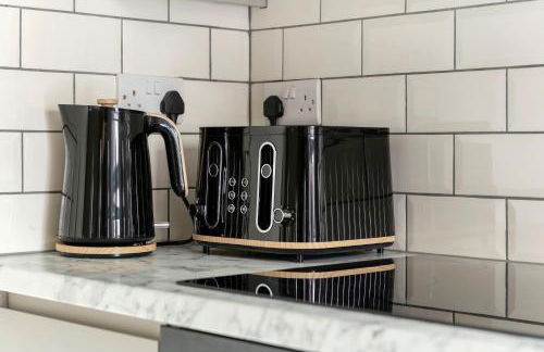 Lovely 2 Bedroom House - Free Parking - Accommodation near QMC Hospital & University of Nottingham - Suitable for Short Stays & Long Stays - Photo 28