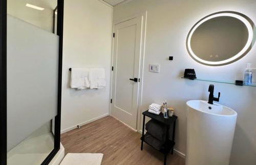 Black Swan- Beachfront Home with Year-Round Jacuzzi - Foto 29