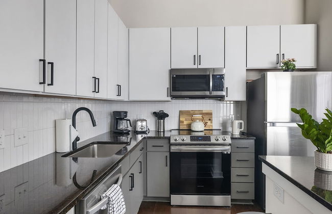 Spacious 2BD With Private Balcony and Free Parking 2 - Foto 12