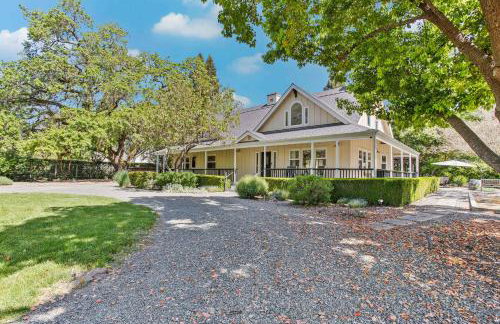 Charming 4BR Wine Country Getaway with Spa & Firepit - Foto 5