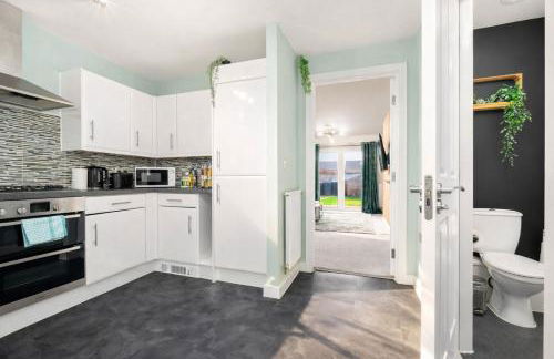 2 Bedroom House with 4 Beds, 3 Doubles & 1 Single - In Salford, 10 mins Uber from Manchester City Centre - Located in Salford close to Old Trafford, Manchester united, Trafford Park, Salford Quays & more! With Garden & Parking - By MAEVELA Manchester - Foto 7