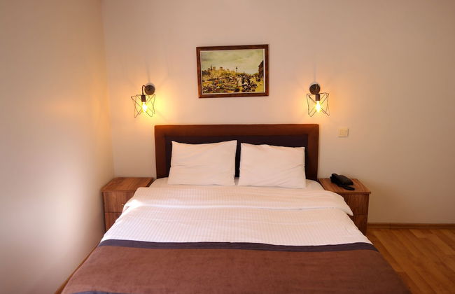 Sheriff Residence - Photo 11