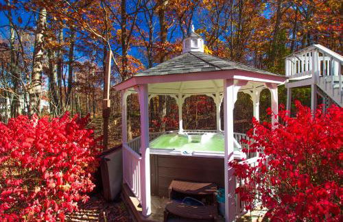Stunning Poconos Villa- Hot Tub, Pool, Game Room, BBQ & more - Foto 2