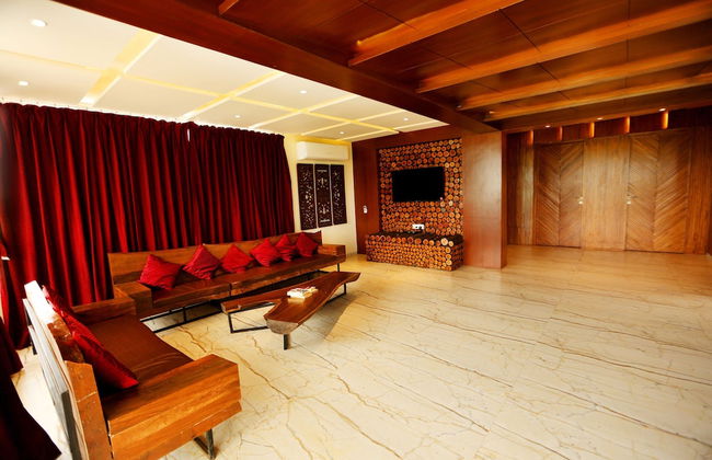 Royal Oakwood Villa by Shiloh Stay - Photo 17