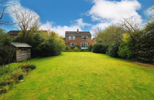 Bright Haven 6 Mins to Airport with Driveway & Garden Sleeps 7 - Foto 6