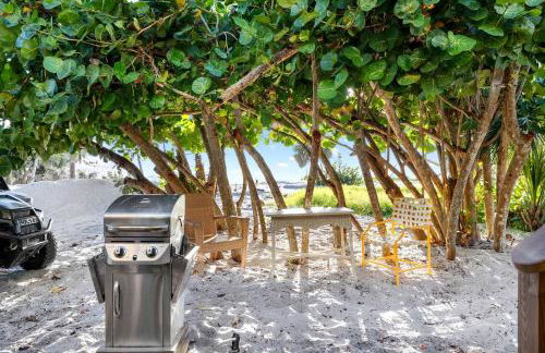 Charming Beachfront Cottage with Dock Slip and Kayaks on Little Gasparilla Island | Placida, FL - Foto 31