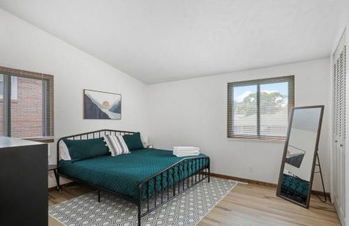 Central Location - 2 living spaces & covered patio! - Foto 9