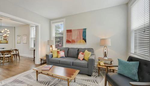 Massive Mid-Century Marvel 5 Bedrooms and Parking - Foto 3