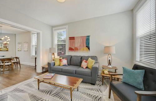 Massive Mid-Century Marvel 5 Bedrooms and Parking - Foto 3