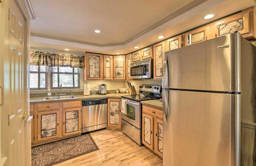 Townhome with Deck Walk to Mirror Lake and Main St! - Foto 7