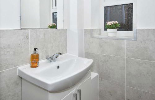 Orion House - sleeps 6, driveway, garden - Photo 24