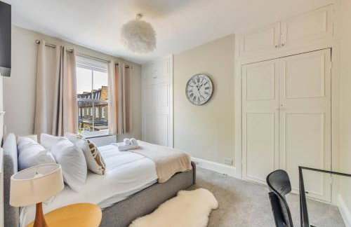 Beautiful 5 Bedroom 4 Bathroom House in W6 by Yoko Property - 10 minute's to Central London - Free Parking, Fast WiFi, Work Desks and SmartTVs with Disney and Netflix - Foto 16