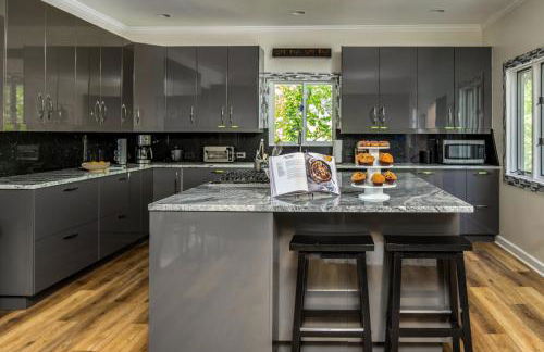 Stunning 4BR Retreat, Deck, Ping Pong, Near Marina - Foto 15