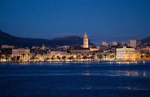 Spacious Apartment Center - Photo 57