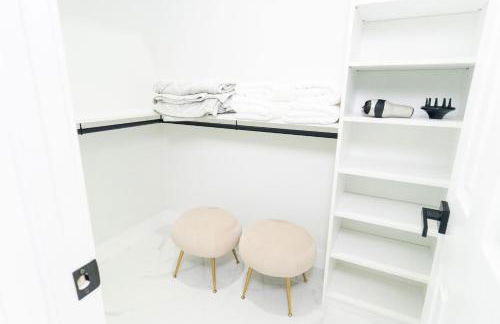 Designer Villa with Heated Pool, BBQ, Firepit, Ideal for Families & Groups - Photo 32