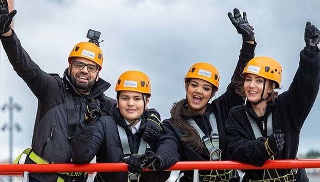 Una familia saludando desde la parte alta del estadio