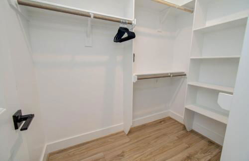 Houston Entertainment Haven - Photo 48