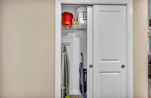 Luxury 13th Floor Condo: Downtown/ Parking 33 /Gym - Photo $