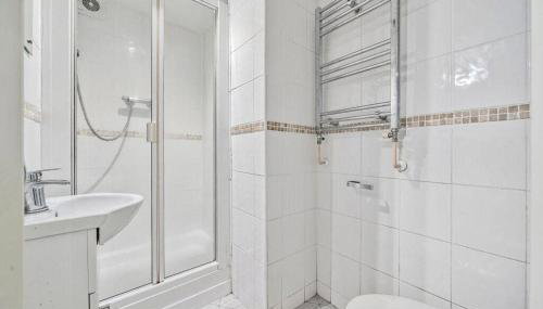 Central 2-Bed, 2-Bath Apartment - Photo 2