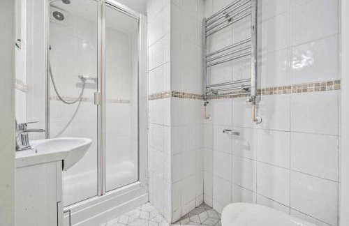 Central 2-Bed, 2-Bath Apartment - Photo 2