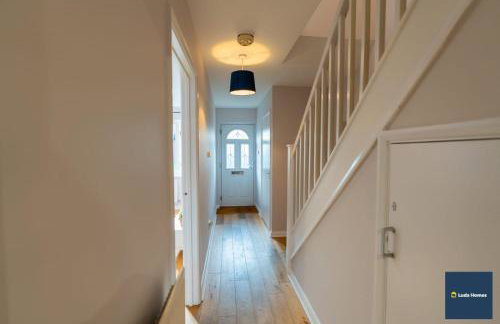 Camberley Spacious and Comfy 3 Bedroom Home, Next to Frimley Hospital with Parking - Foto 25