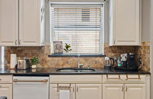 Modern 4BR Home w WiFi by Dell Diamond - Photo 6