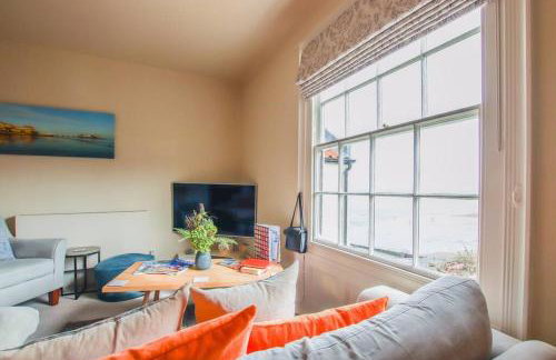 Stunning Cromer beach house with sea views - Photo 22