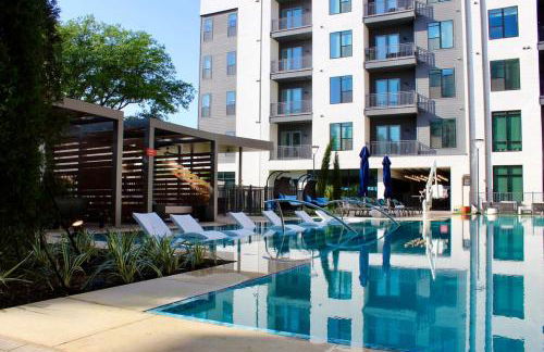 12 Min to Downtown with Pool, Balcony and Free Parking - Foto 18