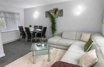 Bright Haven 6 Mins to Airport with Driveway & Garden Sleeps 7 - Foto 26