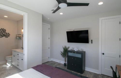 Steps Away from Cruisin' the Coast , Gulfport 2BR, Game Room, and Free Parking - Foto 8