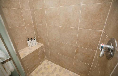 2 private masters, new beds & furniture, sleeps 12 - Photo 26