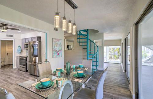 Tropical Waterfront Home Central Location! - Foto 1