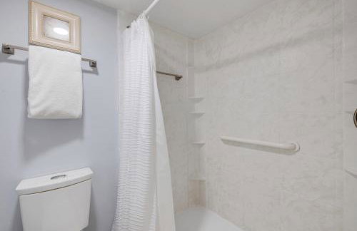 New Listing! Dog-friendly direct oceanfront with private balcony and heated rooftop pool - Foto 30