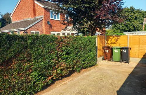 Your Leominster Base - 3BR Home with Garden & Parking - Foto 20