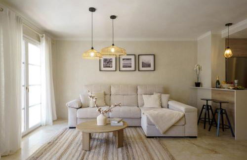 Stylish Apartment with Pool - Photo 4