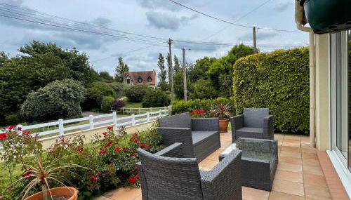 Saint Ho Mer Maison lumineuse vue mer 8 pers 4 chambres 2 sdb 2 WC étage rénové en 2025 belle terrasse grand jardin clos parking 8 mn à pied petite plage grand jardin près de Port en Bessin, Bayeux et plage Omaha beach - Foto 5, Garden, Garden view