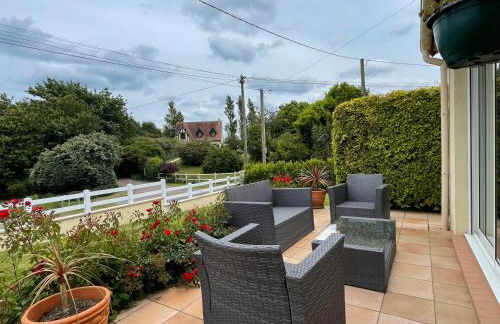 Saint Ho Mer Maison lumineuse vue mer 8 pers 4 chambres 2 sdb 2 WC étage rénové en 2025 belle terrasse grand jardin clos parking 8 mn à pied petite plage grand jardin près de Port en Bessin, Bayeux et plage Omaha beach - Foto 5