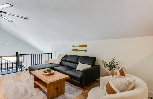 Modern Cabin Near Cheney Lake W Pool and Hot Tub - Foto 10