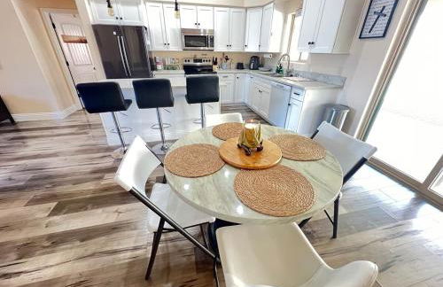 King Bed - Hot Tub, 3 Queens, Home away from home - Foto 1