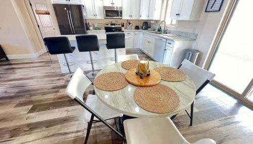 King Bed - Hot Tub, 3 Queens, Home away from home - Foto 1